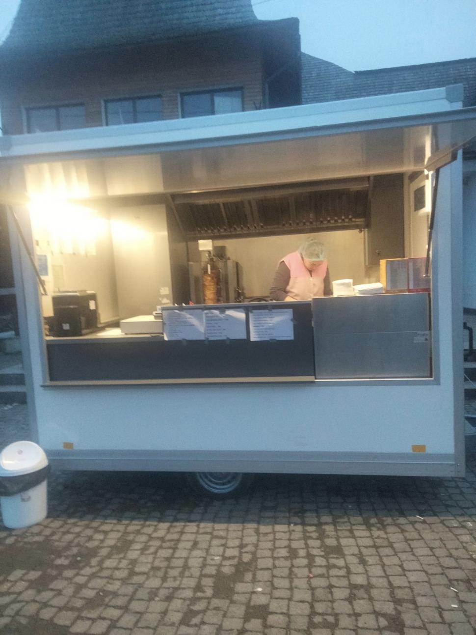 Explozie urmată de incendiu, la o rulotă fast-food, în Botiza, Maramureș. O fetiță de trei ani și un adult au ajuns la spital cu arsuri 812684