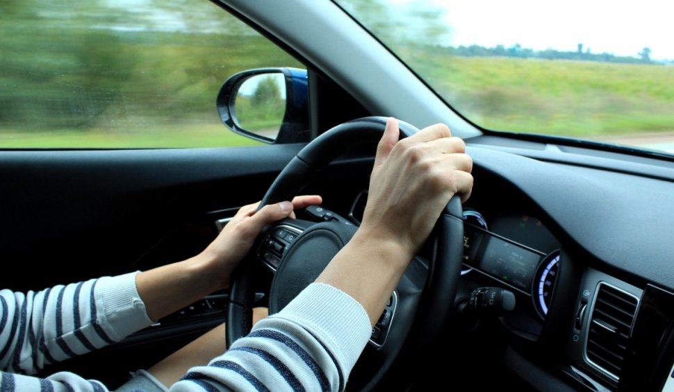 O femeie a fost prinsă la volan cu o viteză de 131 km/h într-o localitate din Arad. Ce amendă a primit
