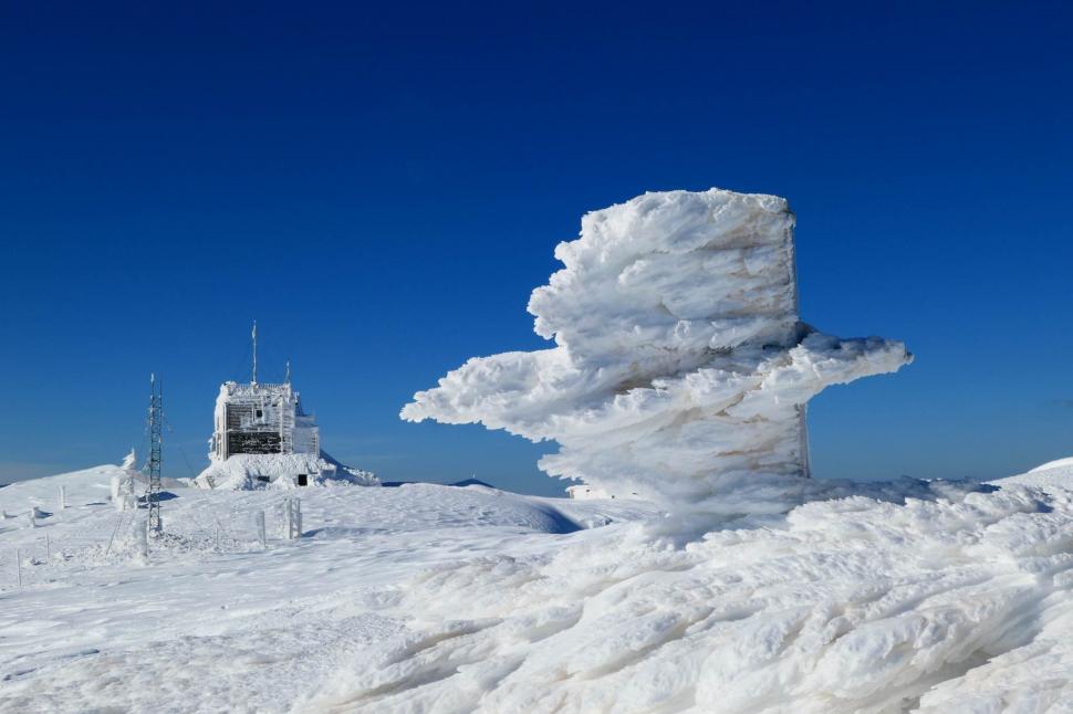 Imagini spectaculoase de la Cabana Omu, după un fenomen de viscol care a durat 156 ore 812681