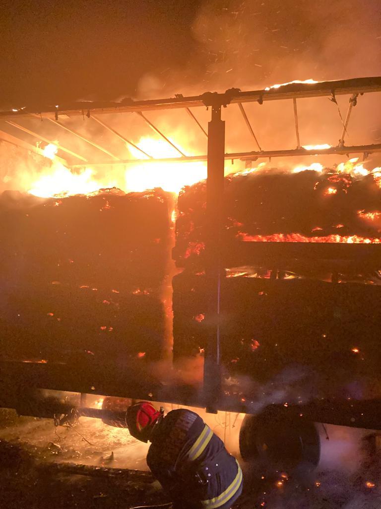 Un camion care transporta carton a luat foc pe autostrada A 10 812799