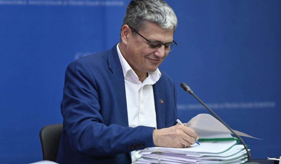 Modificări la acordarea cardului de energie. Câţi români vor primi ajutor pentru plata facturilor 812691