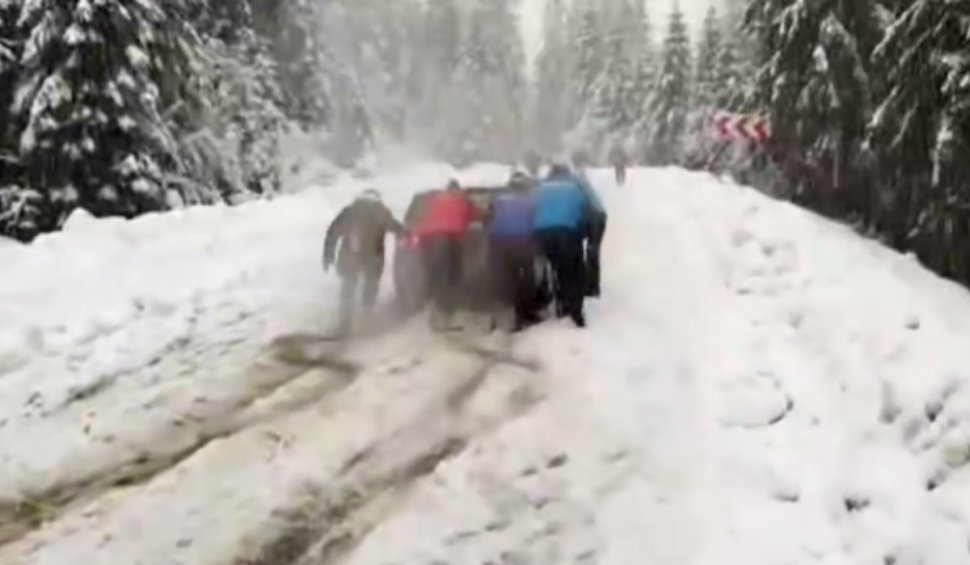100 de turiști au rămas blocați cu mașinile în Munții Bucegi
