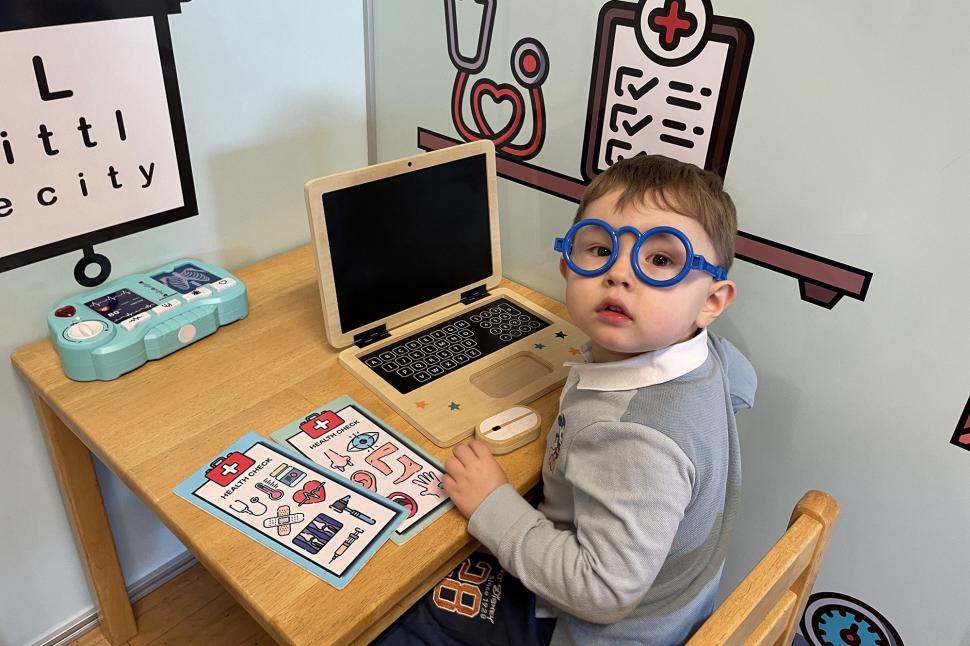 El este copilul care la doar trei ani a învăţat, singur, șapte limbi străine. Mama băiețelului: "Asta înseamnă distracție pentru el" 812919