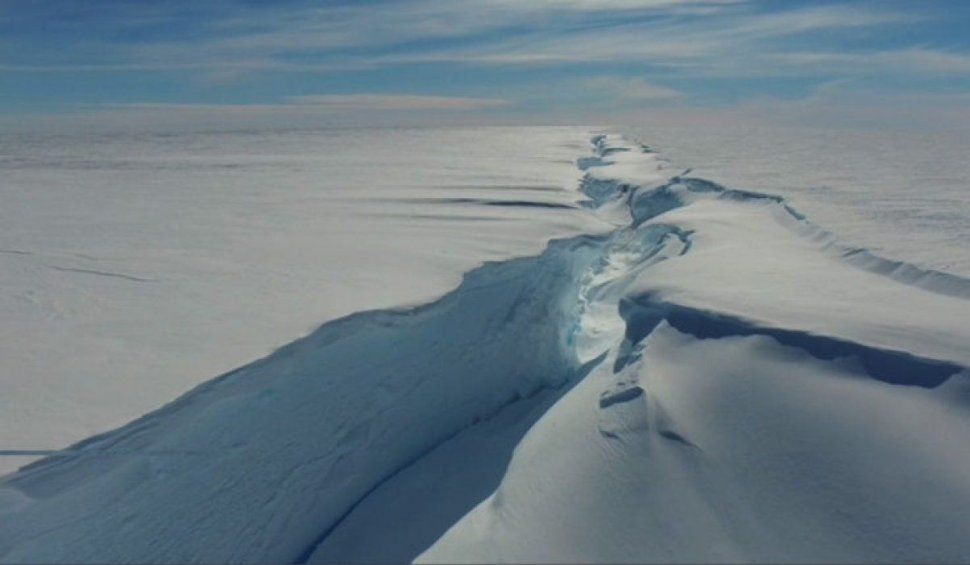 Un iceberg cu o suprafață de 15 ori mai mare decât cea a Parisului s-a desprins de banchiză