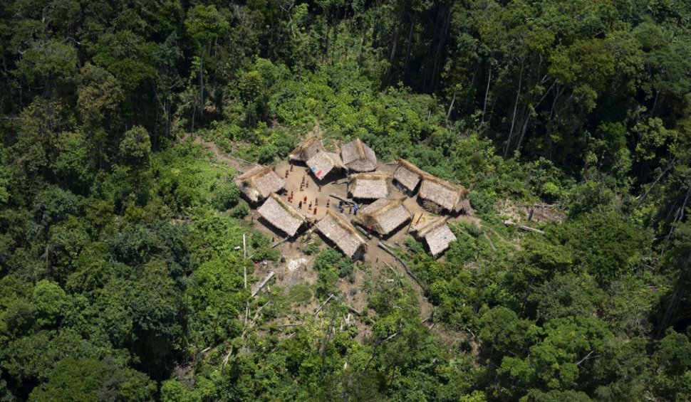 Membrii subnutriți ai unui trib din Amazon, evacuați din junglă de autoritățile braziliene, după ce sute de copii au murit. Lula da Silva: "Ce am văzut a fost un genocid"