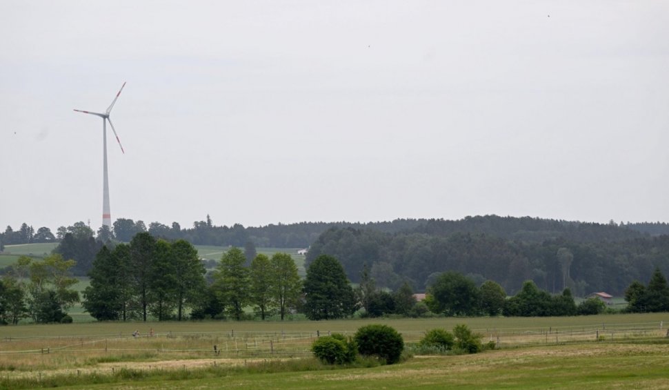 Locuitorii unui sat din Germania câștigă sute de mii de euro anual după ce au strâns bani pentru a construi o turbină eoliană 