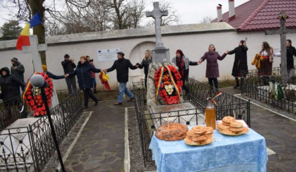 Unirea Principatelor Române, sărbătorită cu o horă într-un cimitir din Vaslui