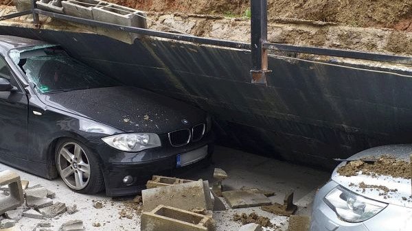 Un zid s-a prăbușit peste mai multe mașini în Cluj-Napoca