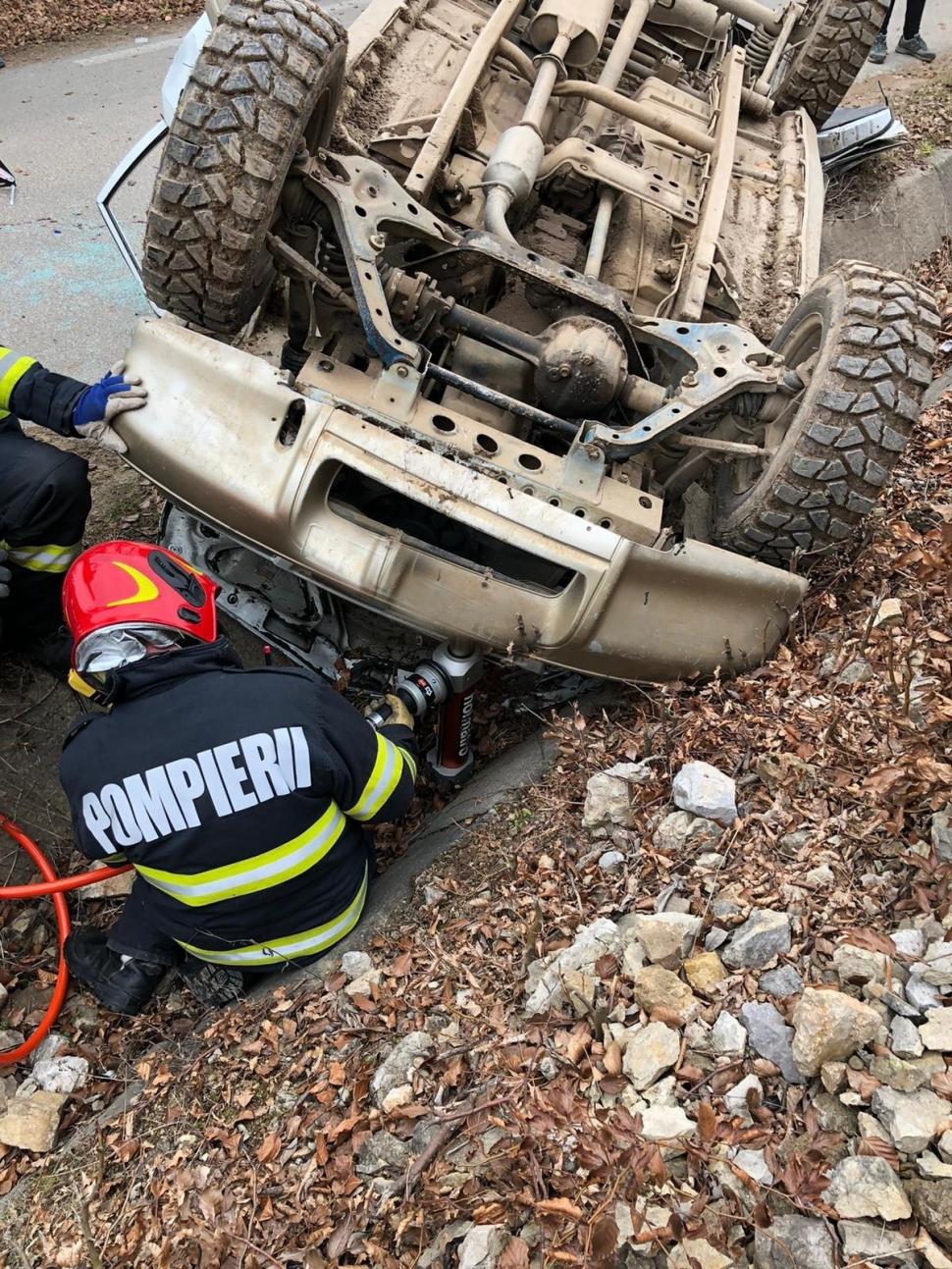 Accident mortal pe serpentine! O mașină s-a răsturnat, a căzut de la o înălțime de 15 metri, iar șoferul a fost prins sub vehicul 813370