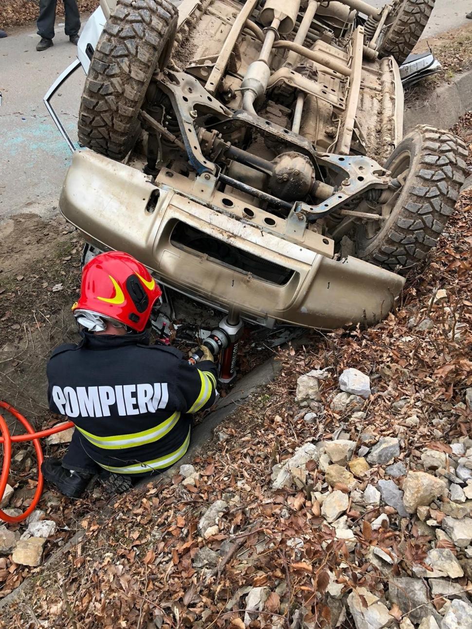 Accident mortal pe serpentine! O mașină s-a răsturnat, a căzut de la o înălțime de 15 metri, iar șoferul a fost prins sub vehicul 813371