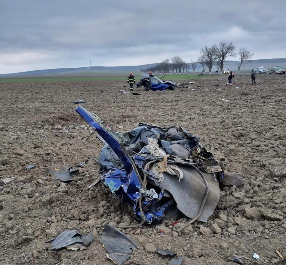 O fată de 17 ani și un băiat de 15 ani au murit pe loc într-un accident teribil, în Tulcea. Șoferul de 21 de ani este în comă 813416