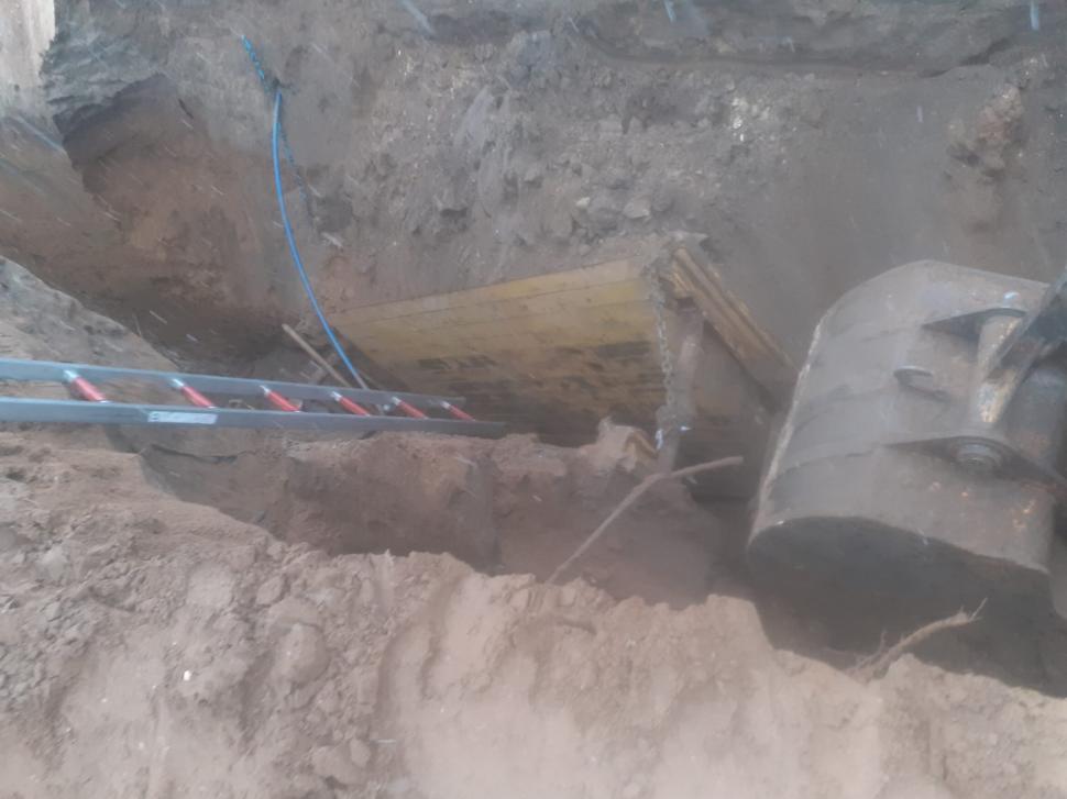 Bărbatul prins sub un mal de pământ în Dăbuleni a murit 813398