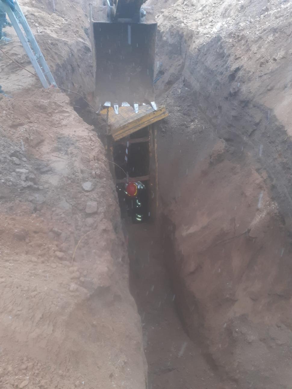 Bărbatul prins sub un mal de pământ în Dăbuleni a murit 813399