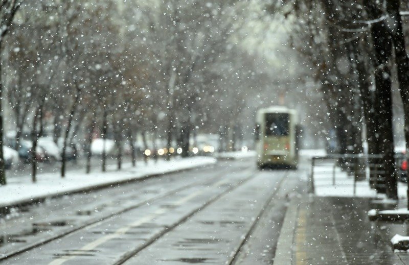 A început ninsoarea în Bucureşti! ANM: "Va fi strat de zăpadă 15 centimetri, polei şi lapoviţă"