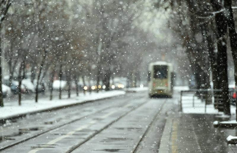 A început ninsoarea în Bucureşti! ANM: "Va fi strat de zăpadă 15 centimetri, polei şi lapoviţă" 813241