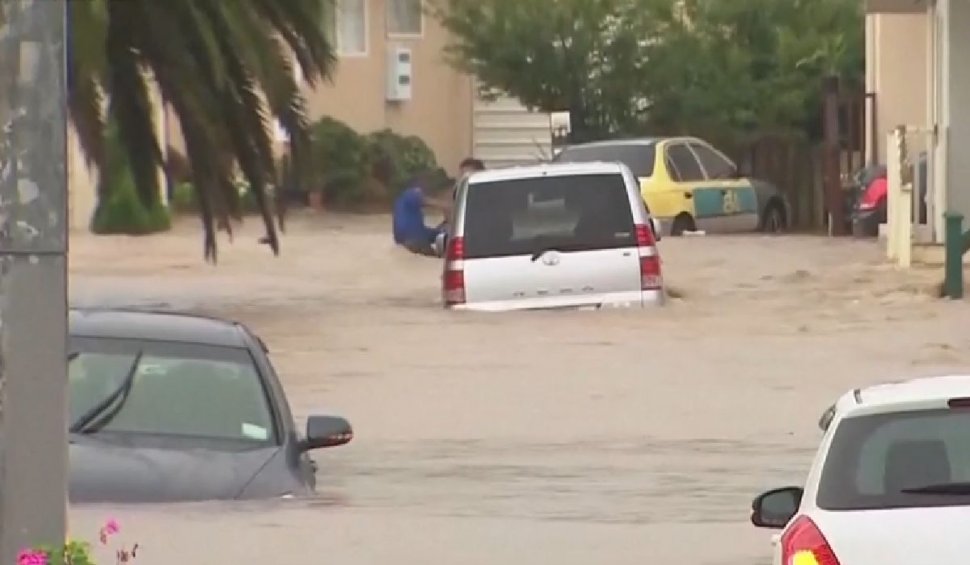 Inundaţii devastatoare în Auckland: mașini luate de apă, zboruri anulate | Se pregătește evacuarea locuitorilor