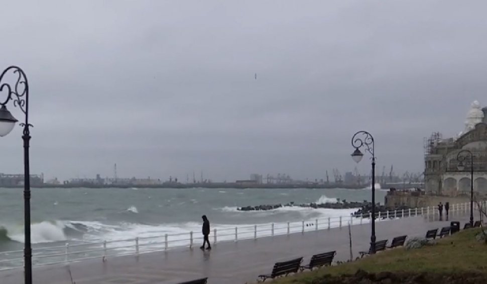 Toate porturile de la Marea Neagră, închise din cauza vremii. Furtună puternică în larg, valuri de trei metri spre ţărm