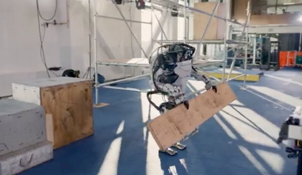 Robotul Atlas impresionează din nou: A fost filmat în timp ce ajută un muncitor în construcții