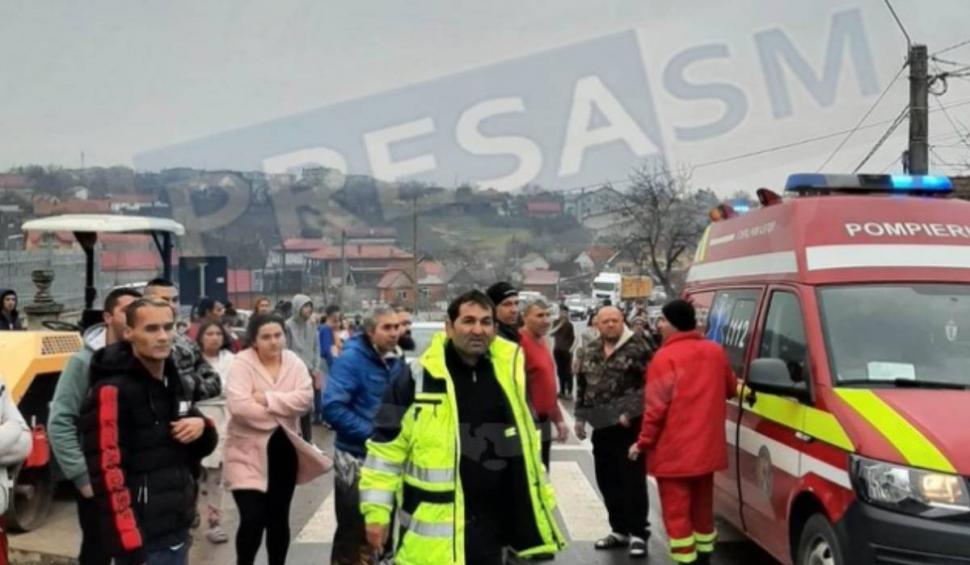 Șoferiță, la un pas să fie bătută de rudele copilului de 12 ani, pe care l-a lovit cu mașina. Femeia s-a baricadat în mașină sub ochii polițiștilor 813628