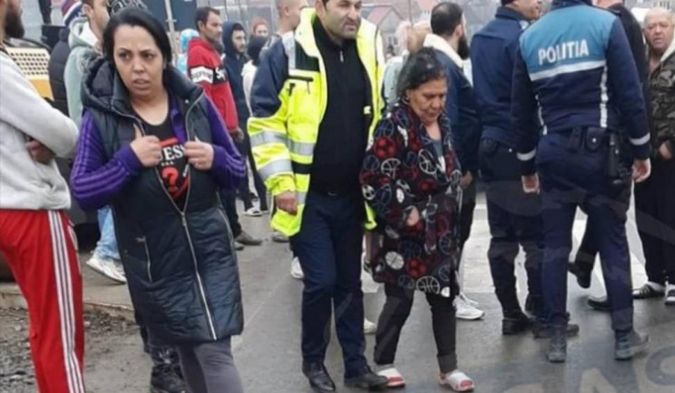 Șoferiță, la un pas să fie bătută de rudele copilului de 12 ani, pe care l-a lovit cu mașina. Femeia s-a baricadat în mașină sub ochii polițiștilor 813630