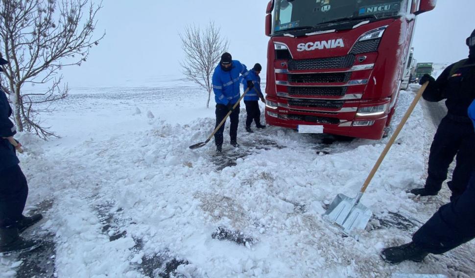 Avertizarea ANM de ninsori abundente şi viscol, prelungită. Care sunt zonele vizate de codul galben 813734