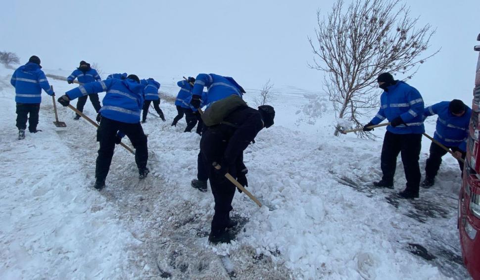Iarna s-a instalat în România. Drumuri naţionale şi porturi închise din cauza ninsorii, zeci de maşini distruse, copaci și stâlpi rupți 813668