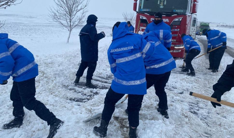 Iarna s-a instalat în România. Drumuri naţionale şi porturi închise din cauza ninsorii, zeci de maşini distruse, copaci și stâlpi rupți 813671