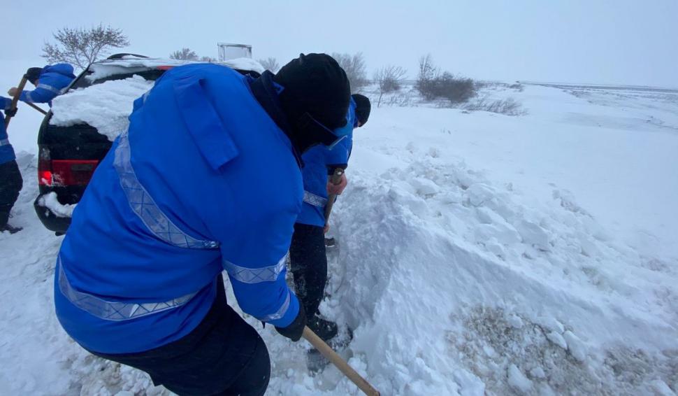 Jandarmii dau la lopată pe E85, ca să scoată maşinile şi TIR-urile din zăpadă. A fost activat planul roşu 813653