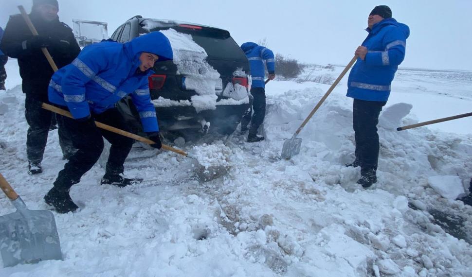 Jandarmii dau la lopată pe E85, ca să scoată maşinile şi TIR-urile din zăpadă. A fost activat planul roşu 813658