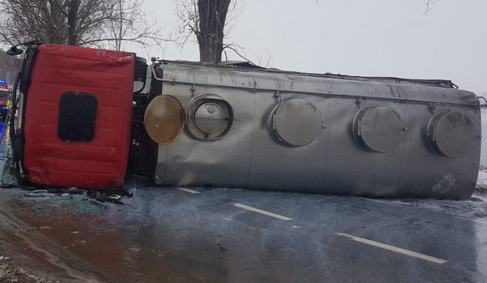 Lapte revărsat pe șosea, după ce o cisternă plină s-a răsturnat pe DN 13E, în Covasna. Trafic blocat complet