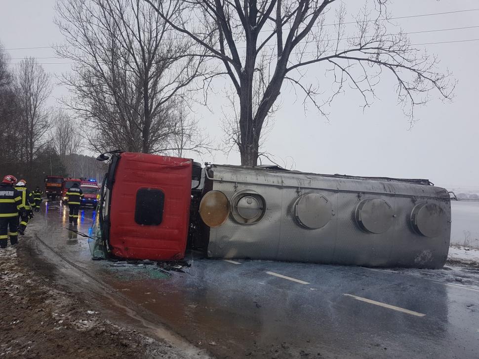 Lapte revărsat pe șosea, după ce o cisternă plină s-a răsturnat pe DN 13E, în Covasna. Trafic blocat complet 813674