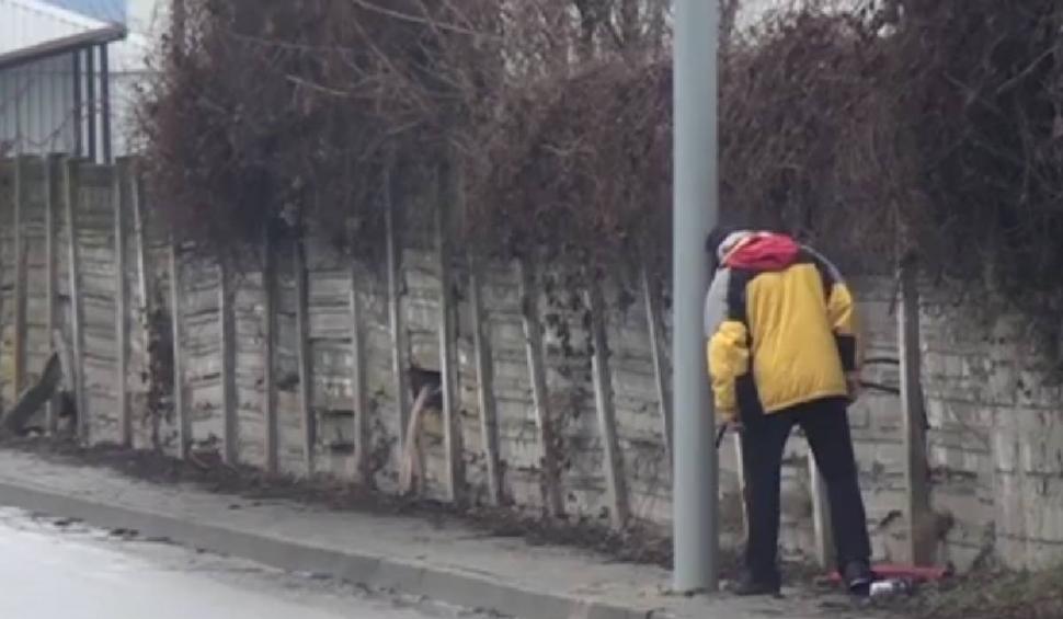 Stâlpi montaţi în mijlocul trotuarului, "soluția smart" a Primăriei Alba Iulia pentru înlocuirea iluminatului public