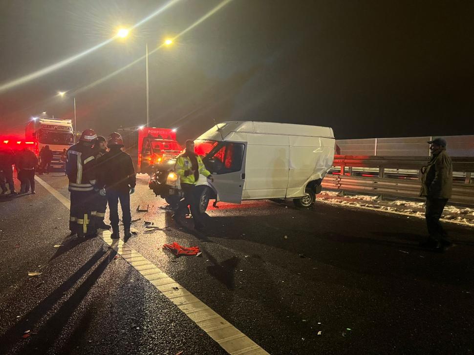 Accident în lanț pe Autostrada A1, între Sibiu și Boița: Un bărbat a murit după ce a sărit în gol, peste pod, din calea unei mașini scăpate de sub control 813876