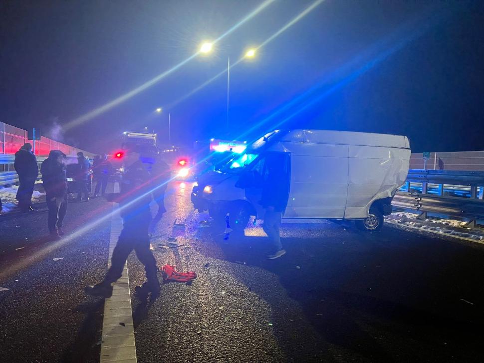 Accident în lanț pe Autostrada A1, între Sibiu și Boița: Un bărbat a murit după ce a sărit în gol, peste pod, din calea unei mașini scăpate de sub control 813877