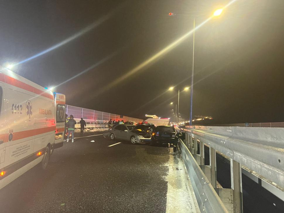 Accident în lanț pe Autostrada A1, între Sibiu și Boița: Un bărbat a murit după ce a sărit în gol, peste pod, din calea unei mașini scăpate de sub control 813878