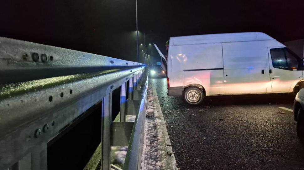 Accident în lanț pe Autostrada A1, între Sibiu și Boița: Un bărbat a murit după ce a sărit în gol, peste pod, din calea unei mașini scăpate de sub control 813879