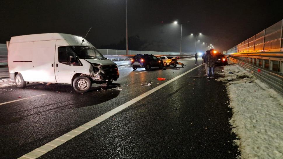 Accident în lanț pe Autostrada A1, între Sibiu și Boița: Un bărbat a murit după ce a sărit în gol, peste pod, din calea unei mașini scăpate de sub control 813880