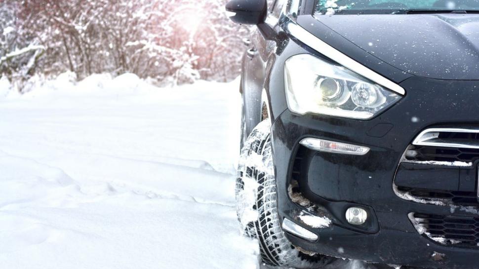 Amenzi de până la 3.000 de lei pentru şoferi, chiar dacă au cauciucuri de iarnă. Ce nu trebuie să lipsească din maşină 813761