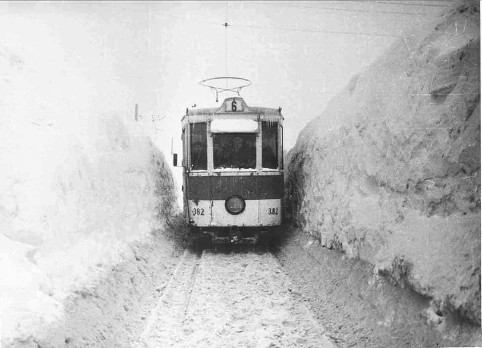 Așa arătau iernile bunicilor noștri. În 1954, zăpada a încremenit Bucureștiul, oamenii nu reușeau să deschidă nici măcar geamurile 813824