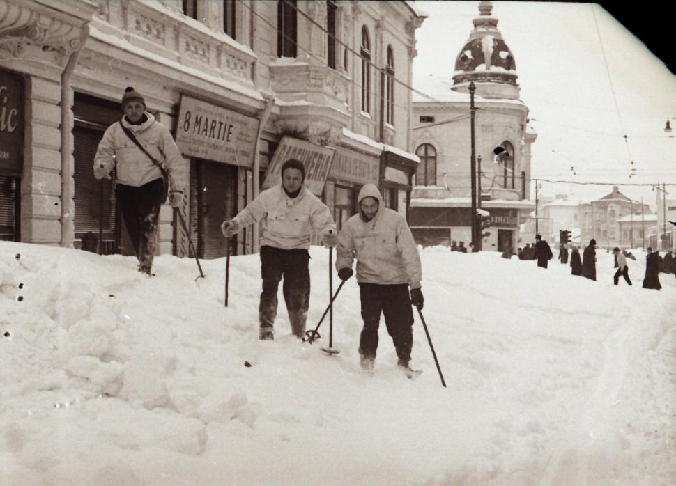 Așa arătau iernile bunicilor noștri. În 1954, zăpada a încremenit Bucureștiul, oamenii nu reușeau să deschidă nici măcar geamurile 813827
