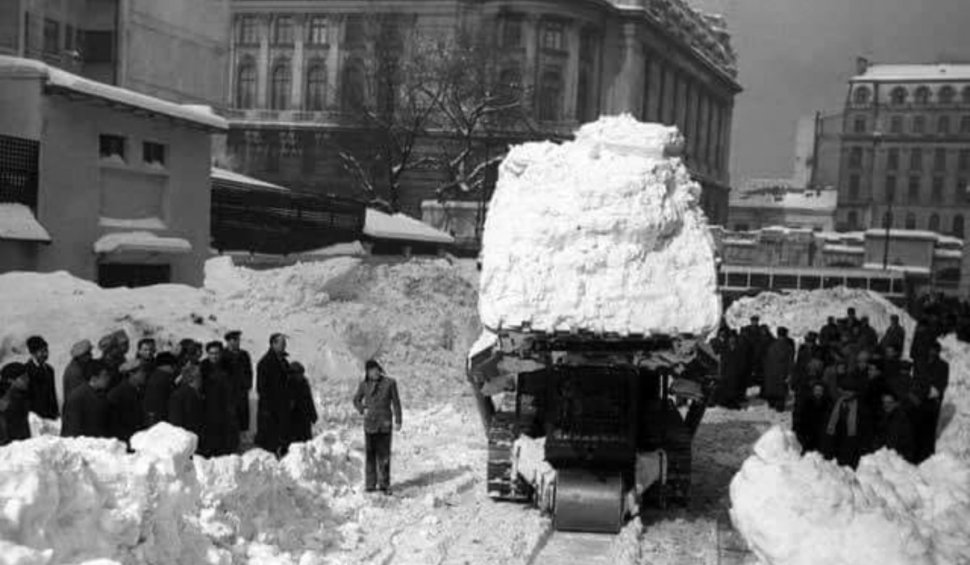 Așa arătau iernile bunicilor noștri. În 1954, zăpada a încremenit Bucureștiul, oamenii nu reușeau să deschidă nici măcar geamurile