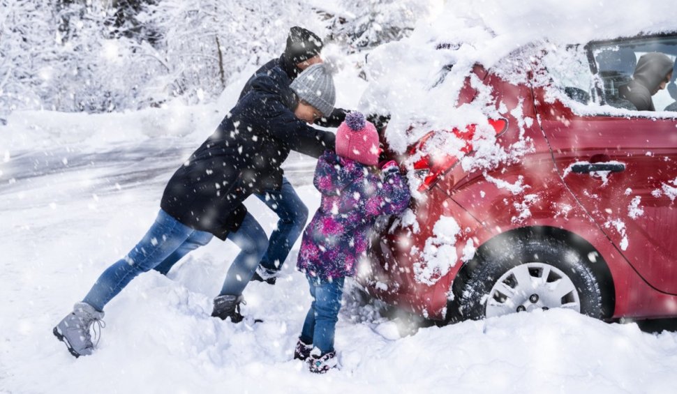 Cum ne ferim de hipotermie, dacă rămânem blocați cu mașina în zăpadă sau petrecem mult timp afară