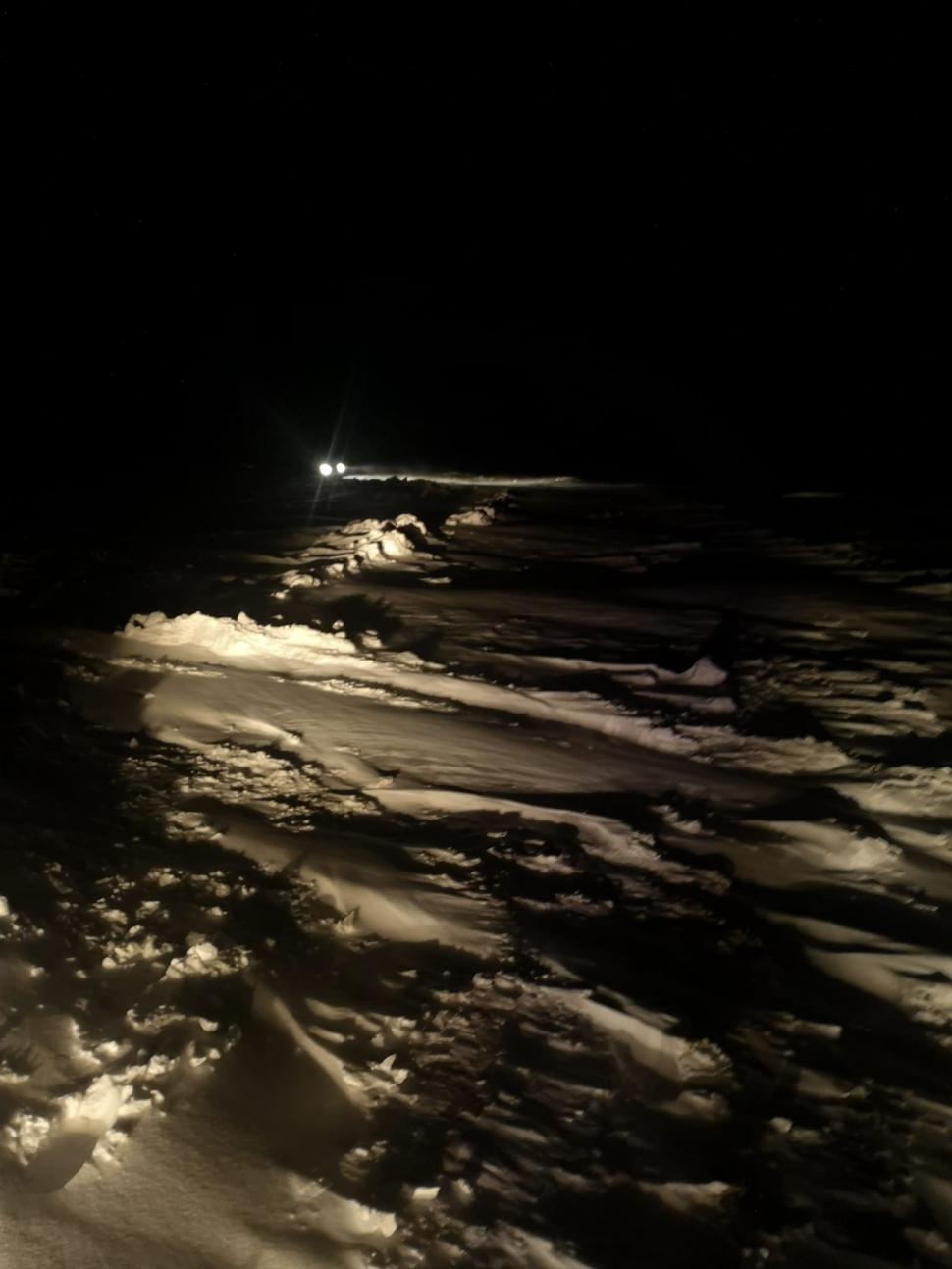 Echipaj SAJ, impresionat de șapte tineri care au scos din zăpadă o ambulanță blocată: "Au lăsat petrecerea și au parcurs, prin viscol, cei doi kilometri până la noi" 813791