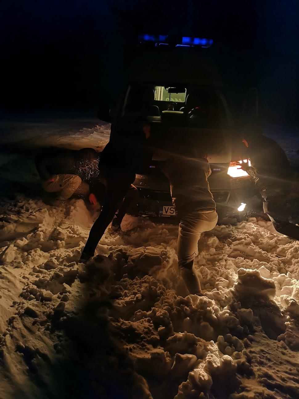 Echipaj SAJ, impresionat de șapte tineri care au scos din zăpadă o ambulanță blocată: "Au lăsat petrecerea și au parcurs, prin viscol, cei doi kilometri până la noi" 813792