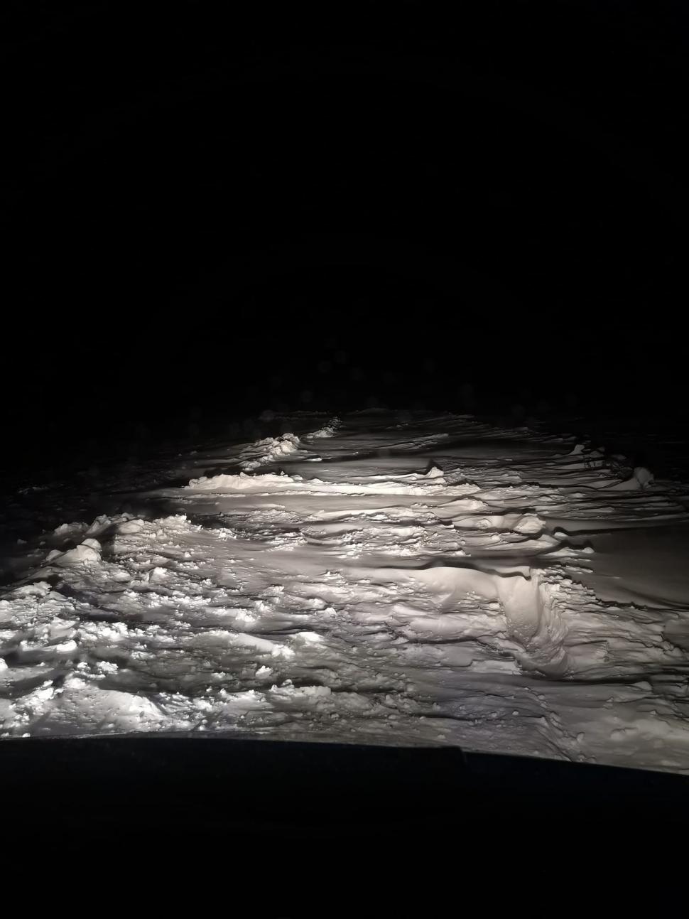 Echipaj SAJ, impresionat de șapte tineri care au scos din zăpadă o ambulanță blocată: "Au lăsat petrecerea și au parcurs, prin viscol, cei doi kilometri până la noi" 813793