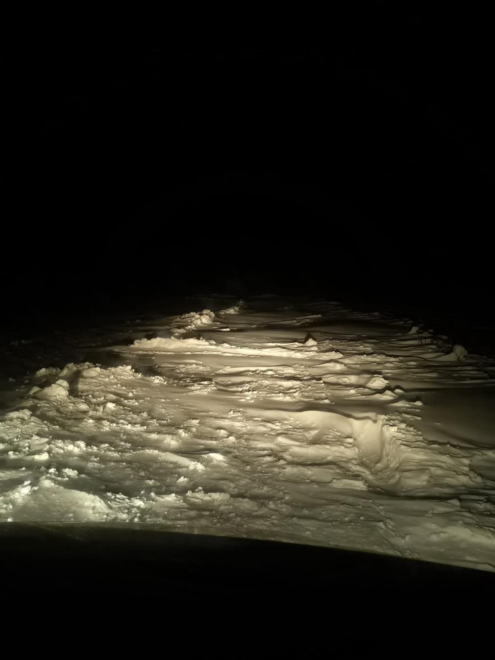 Echipaj SAJ, impresionat de șapte tineri care au scos din zăpadă o ambulanță blocată: "Au lăsat petrecerea și au parcurs, prin viscol, cei doi kilometri până la noi" 813794