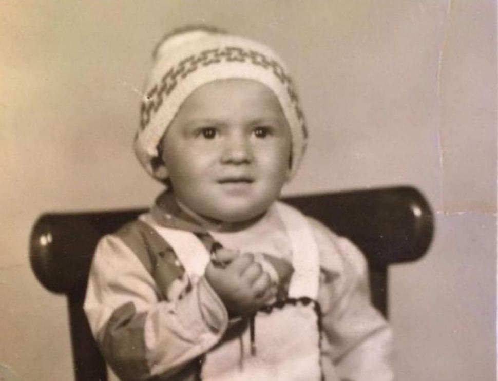 Recunoşti băieţelul simpatic cu tichie şi cămăşuţă? L-ai văzut în ring sau pe micile ecrane 813772