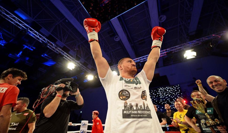 Recunoşti băieţelul simpatic cu tichie şi cămăşuţă? L-ai văzut în ring sau pe micile ecrane 813774