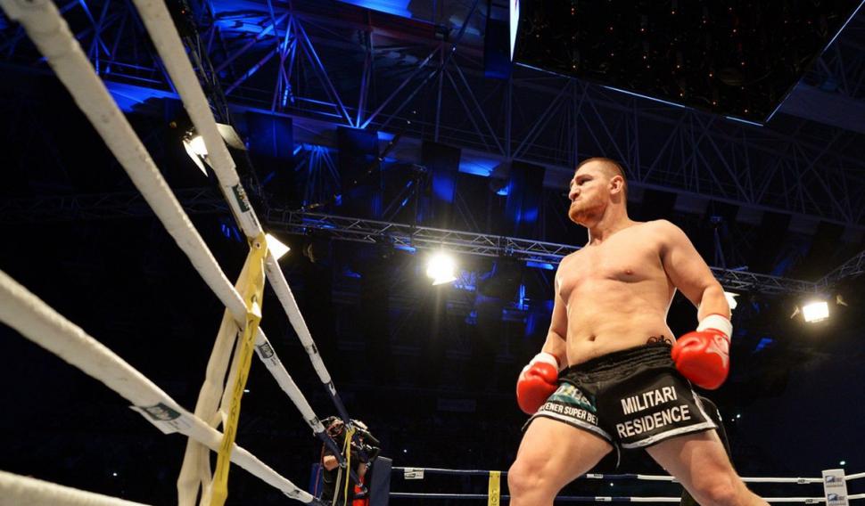 Recunoşti băieţelul simpatic cu tichie şi cămăşuţă? L-ai văzut în ring sau pe micile ecrane 813775