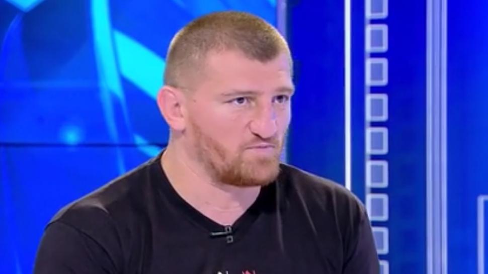 Recunoşti băieţelul simpatic cu tichie şi cămăşuţă? L-ai văzut în ring sau pe micile ecrane 813780